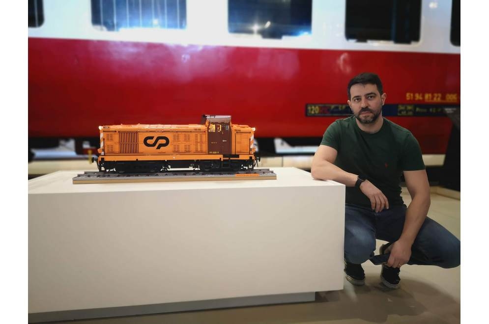 Chegou uma nova locomotiva ao Museu Nacional Ferroviário,  a CP 1408, feita em Lego.